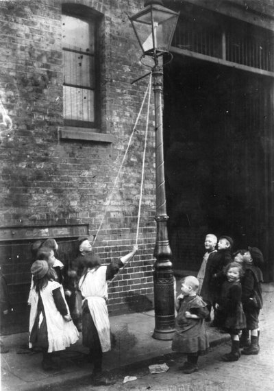 Sloppenwijken van Londen, ca. 1900 door English Photographer